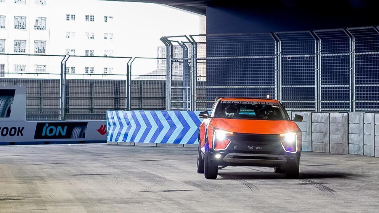 Mahindra BE06 laps London Formula E track