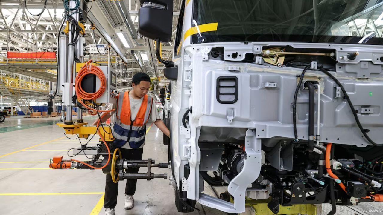 Trump Tariffs Shake U.S. Trucking Industry Costs Rise Jobs Cut