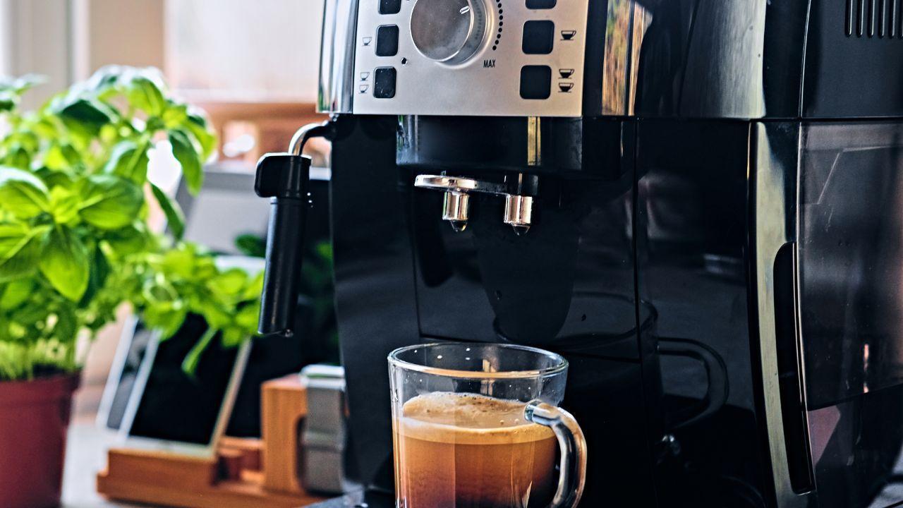 Sage’s Dual Boiler Espresso Machine Brew & Steam Milk Like a Pro