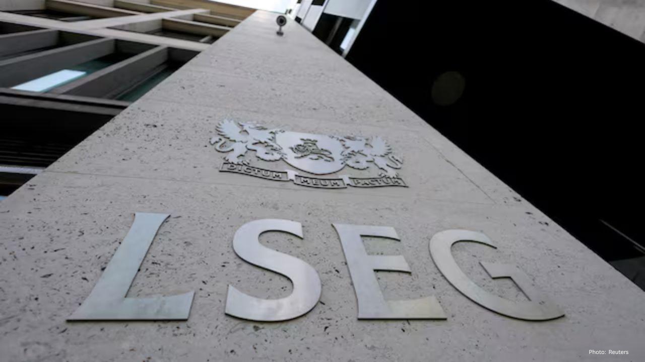 UK Stocks Fall Amid Global Market Selloff Despite Weak Pound