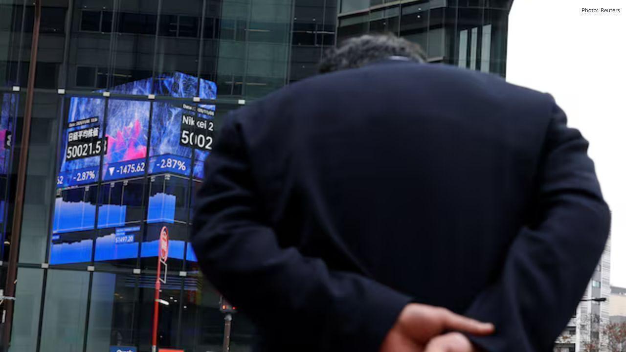 Global Stock Markets Fall as Investors Fear Overpriced Tech Shares