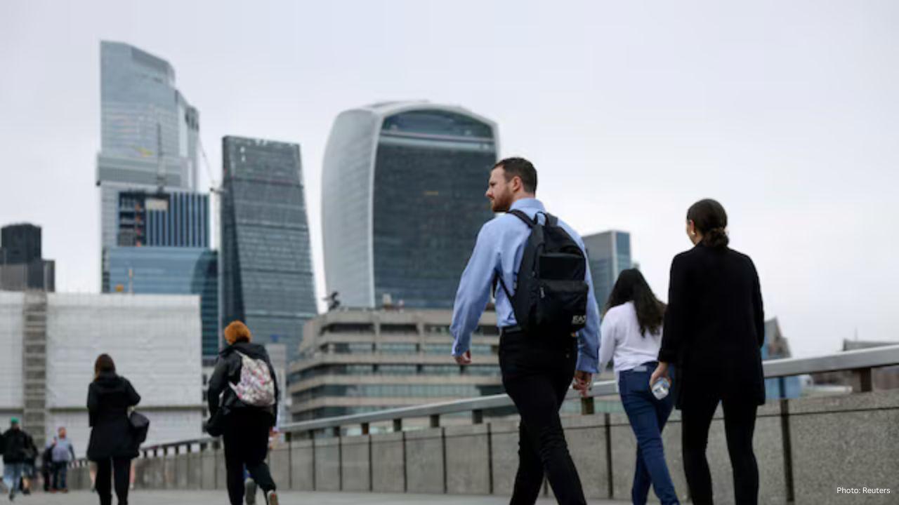 UK Companies Plan 3% Salary Increase, But AI May Reduce Jobs