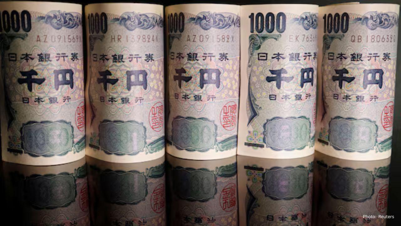 Japanese Yen Falls to Record Low Against Euro as New PM Prefers Slow Rate Hikes