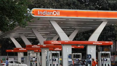 Indian Refiners Fall as Crude Oil Prices Jump Amid Iran Conflict