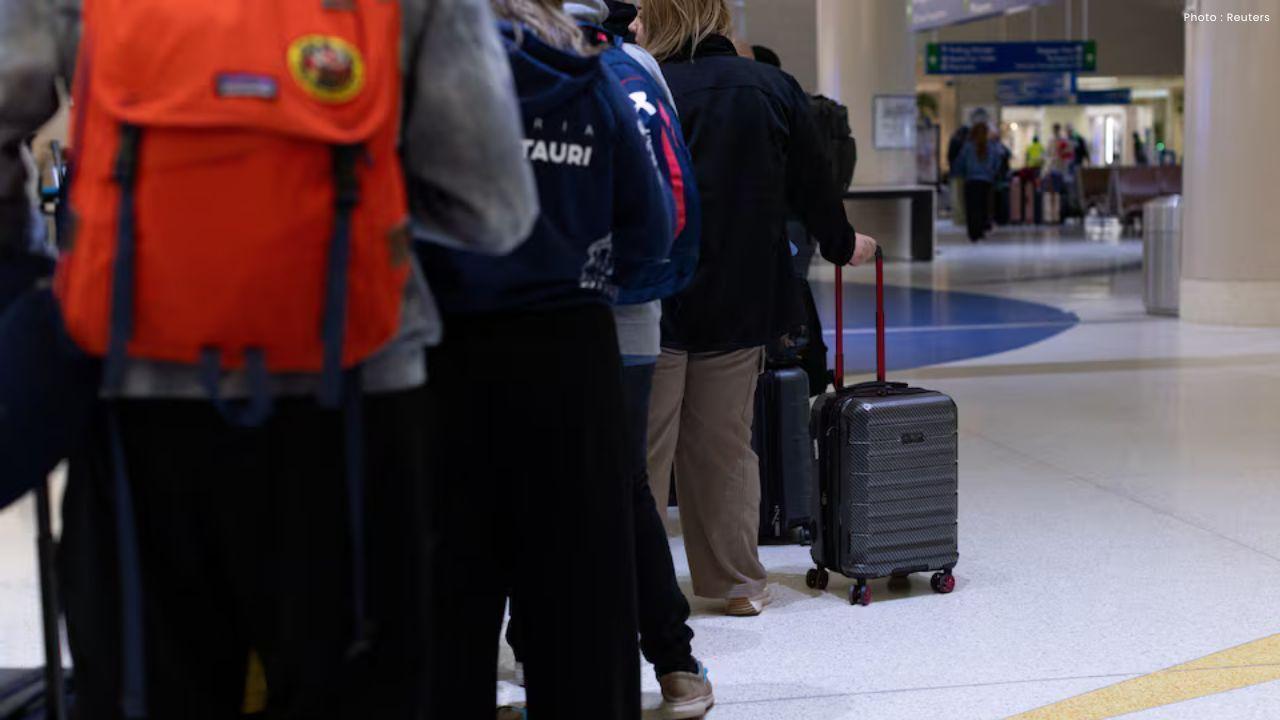 US Airport Chaos Grows as Security Staff Skip Work Amid Government Shutdown