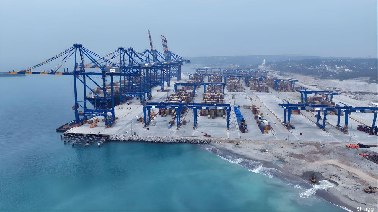 Kandla Achieves Triple Ship Cargo Transfer Milestone