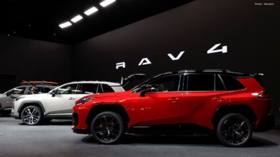 Toyota Output Falls for Fourth Month as Model Change Slows Production