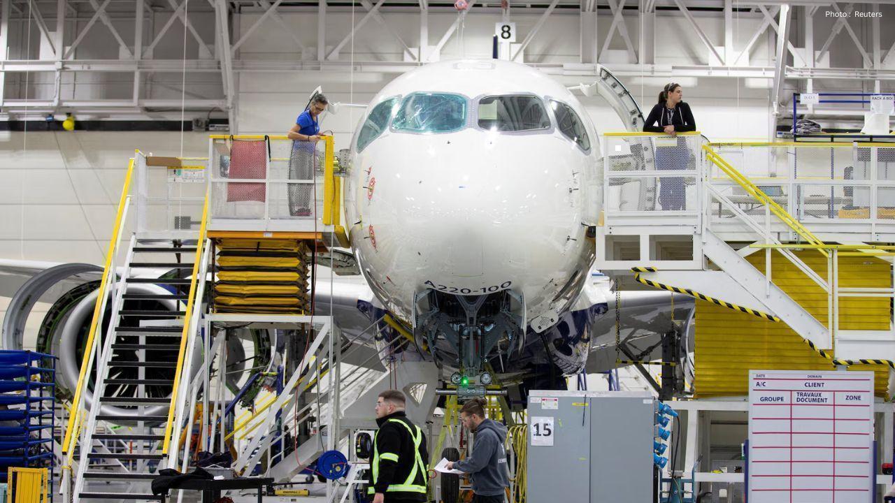 Airbus Weighs Launch of Larger A220 Aircraft Program