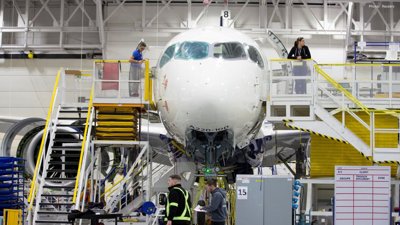 Airbus Weighs Launch of Larger A220 Aircraft Program