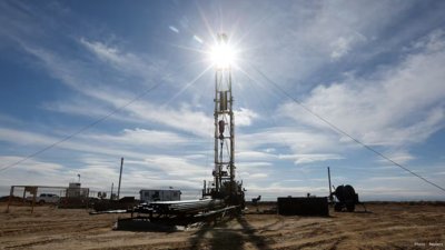 Oil Prices Fall Over 1% as Markets Watch Iran-U.S. Talks and U.S. Inventory Data