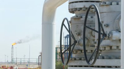 Oil Prices Jump Over 4% as Iran-US Military Strikes Raise Hormuz Supply Fears