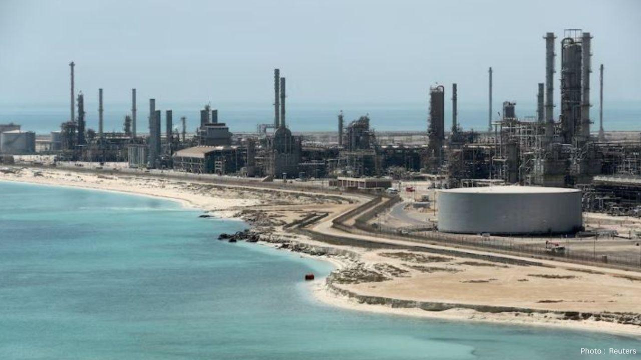 Oil Prices Jump Over 4% as Middle East Conflict Threatens Global Supply Routes