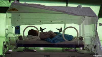 Indonesian Mother Gives Birth During 7.7 Earthquake as Doctors Operate by Flashlight