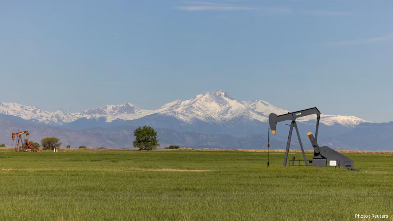Oil Prices Fall as US Crude Stocks Rise, Middle East Disruptions Support Prices